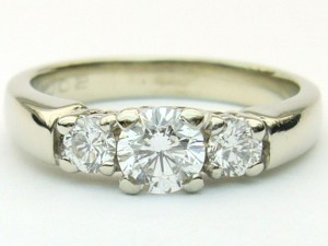 e8514.1 Three stone diamond ring