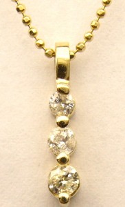 e8520 3 stone diamond pendant