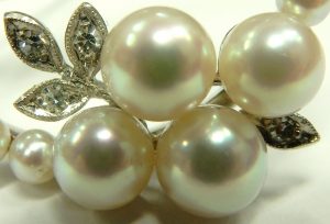 e9726 14 karat white gold pearl and diamond brooch