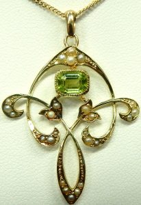 e9921 Antique peridot and seed pearl pendant 001
