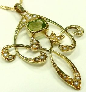 e9921 Antique peridot and seed pearl pendant 002