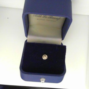 Diamond Earrings 
14 Karat White Diamond Earrings 
 
1 Center Diamond 0.10ct Shape: Round 0.1