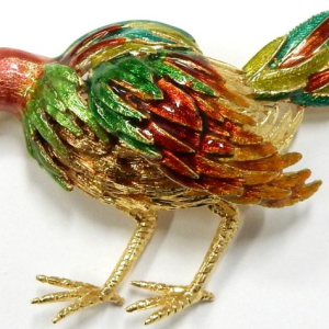 Estate Pins and Brooches 
18 Karat Yellow Estate Pin/Brooch Gram Weight: 26.1