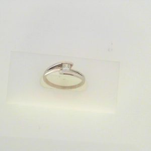 Diamond Engagement Ring 
14 Karat White Engagement Ring 0.25twt
Finger Size 6.5 
1 Center Canadian Diamond 0.25ct Shape: Princess Clarity: I1 Colour: I 0.25