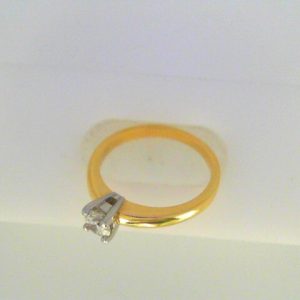 Estate Diamond Engagement Ring
18K/Platinum Yellow/White Estate Engagement Ring Width 2mm
Finger Size 6.5 Gram Weight 4
1 Center Diamond 0.33ct Shape: Round; Clarity: SI1; Colour: I 0.33