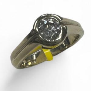 Estate Diamond Engagement Ring 
18 Karat White Estate Engagement Ring Width 3.1mm 
Finger Size 5.5 Gram Weight 4.9 
1 Center Diamond 0.45ct Shape: Round; Clarity: I1; Colour: H 0.45