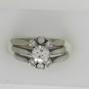Estate Diamond Engagement Ring
14 Karat White Estate Engagement Ring
Finger Size 5 Gram Weight 5.08
1 Center Diamond 0.47ct Shape: Round; Clarity: VVS2; Colour: I With 6 Round Diamonds 0.17 ctw 0.64