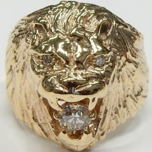 Estate Diamond Ring - Men's
10 Karat Yellow Estate Diamond Ring
Finger Size 11.25 Gram Weight 18.6
1 Center Diamond 0.50ct Shape: Round; Clarity: SI; Colour: H/I With 2 Round Diamonds 0.5