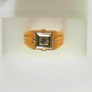 Estate Diamond Ring - Men's
10 Karat Yellow Estate Diamond Ring
Finger Size 10 Gram Weight 5.94
1 Center Diamond 0.29ct Shape: Round; Clarity: VS1 0.29