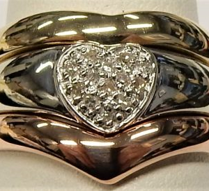 Estate Diamond Dinner Ring - Women's
10 Karat Rose/White/Yellow Estate Dinner Ring
Finger Size 7 Gram Weight 4.9
10 Center Diamonds Shape: Round