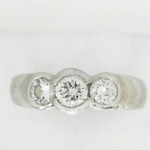 Estate Diamond Dinner Ring - Women's
14 Karat White Estate Dinner Ring
Finger Size 11.75 Gram Weight 6.89
1 Center Diamond; 0.40ct Shape: Rose Cut; Clarity: SI; Colour: I With 2 Round Diamonds 0.56 ctw 0.96