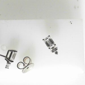 Diamond Earrings
14 Karat White Diamond Earrings
1 Center Diamond 0.40ct Shape: Emerald Clarity: VS1 Colour: G/H With 1 Emerald Diamond 0.39 ctw and 6 Round Diamonds 0.05 ctw 0.84