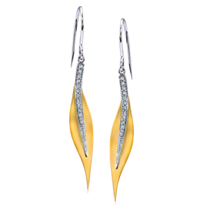 Diamond Earrings
18 Karat Yellow/White Diamond Earrings
Center Diamond Shape: Round Clarity: VS1 Colour: F/G 0.14