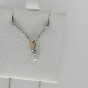 Diamond Pendant/Necklace
14 Karat Yellow/White Diamond Pendant
Chain Style: Rolo 14 Karat White Length: 17in
1 Center Diamond 0.15ct Shape: Round; Clarity: SI1; Colour: G 0.15