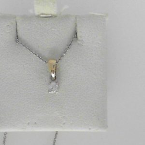 Diamond Pendant/Necklace
14 Karat Yellow/White Diamond Pendant
Gram Weight 1.45 Chain Style: Rolo 14 Karat White Length: 17in
1 Center Diamond 0.13ct Shape: Round; Clarity: SI1; Colour: G 0.13
