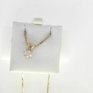 Estate Diamond Pendant/Necklace
14 Karat Yellow Estate Diamond Pendant
Gram Weight 3.1 Chain Style: Box 10 Karat Yellow 16
1 Center Diamond 0.39ct Shape: Round; Clarity: SI1; Colour: I 0.39