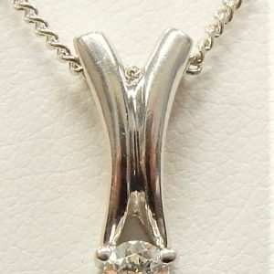 Estate Diamond Pendant/Necklace
14 Karat White Estate Diamond Pendant
Gram Weight 4.09 Chain Style: Curb 14 Karat White 19
1 Center Diamond 0.15ct Shape: Round; Clarity: SI; Colour: H/I 0.15
