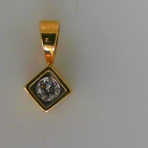 Estate Diamond Pendant/Necklace
18 Karat Yellow Estate Diamond Pendant
Gram Weight 2.4 Chain Style: No Chain
1 Center Diamond 0.30ct Shape: Round; Clarity: VS; Colour: I 0.3