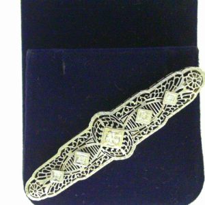 Estate Pins and Brooches
14 Karat White Estate Pin/Brooch Gram Weight: 6.6
5 Diamonds 0.36tw Shape: Round Clarity: SI1 Colour: K