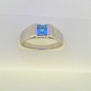 Topaz Ring
14 Karat White Topaz Ring With Finger Size 7
Width 2.45mm Gram Weight 3.38
1 Center Topaz Shape: Princess