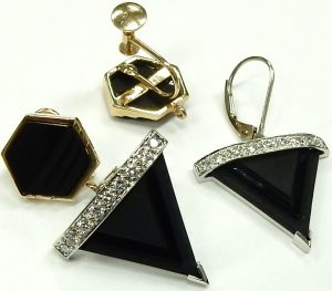 Estate Earrings With Onyxes
14 Karat Yellow/White Onyxes Earrings
4 Center Onyxes Shape: Various Shapes With 18 Round Diamonds 0.36 ctw