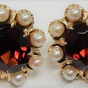 Estate Earrings With Garnets
14 Karat Yellow Red Garnets Earrings
Gram Weight 5.2
2 Center Garnets Shape: Oval; Colour: Red