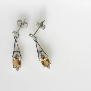 Estate Earrings With Citrines
18 Karat White Citrines Earrings
Gram Weight 4.4
2 Center Citrines Shape: Oval With 4 Round Diamonds
