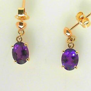 Estate Earrings With Amethysts
14 Karat Yellow Amethysts Earrings
Gram Weight 1.78
2 Center Amethysts Shape: Oval