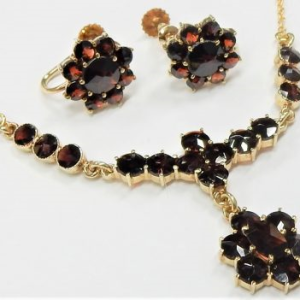 Birks Garnets Estate Pendant
10 Karat Yellow Garnets Pendant
Gram Weight 7.8 Chain Style: Cable Link 10 Karat Yellow Length: 16in
39 Center Garnets Shape: Various Shapes