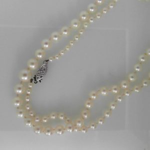 10 Karat White 
 Chain Style: Pearl Length: 21in