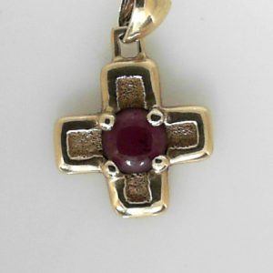 Garnet Estate Pendant
14 Karat Yellow Garnet Pendant
Gram Weight 3.6 Chain Style: No Chain
1 Center Garnet Shape: Round