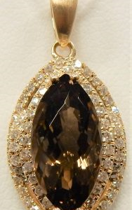 Effy Quartz Estate Pendant
14 Karat Yellow Brown Quartz Pendant
Gram Weight 3.3 Chain Style: No Chain
1 Center Quartz Shape: Marquise; Colour: Brown With 72 Round Diamonds 0.25 ctw