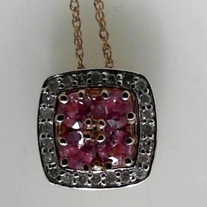 Sapphires Estate Pendant
10 Karat Rosé Reddish Purple Sapphires Pendant
Gram Weight 2.1 Chain Style: Cable Link 10 Karat Rosé Length: 18in
4 Center Sapphires Shape: Round; Clarity: SI2; Colour: Reddish Purple With 24 Round Diamonds 0.11 ctw