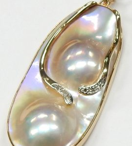 Pearl Estate Pendant
14 Karat Yellow Pearl Pendant
Chain Style: No Chain
1 Center Pearl Shape: Baroque With 6 Round Diamonds