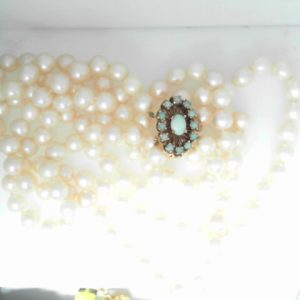 Opals Estate Pendant
14 Karat Yellow Opals Pendant
Chain Style: Fancy Link 14 Karat Yellow Length: 24in
13 Center Opals Shape: Various Shapes With 129 Cultured Pearls