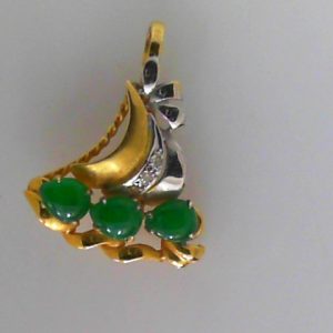 Jades Estate Pendant
18 Karat Yellow/White Jades Pendant
Gram Weight 2.41 Chain Style: No Chain
3 Center Jades Shape: Oval With 2 Round Diamonds
