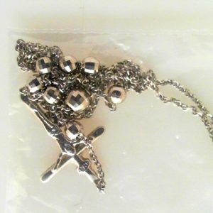 18 Karat White
Gram Weight 6.36 Chain Style: Bead 18 Karat White Length: 19.5in