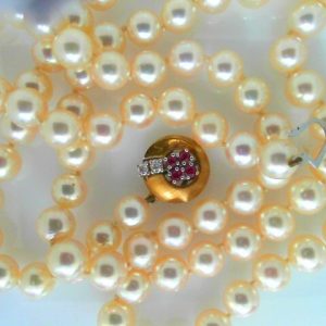 Pearl Estate Pendant
Pearl Pendant
Gram Weight 72.9 18 Karat Length: 32in
Center Pearl Shape: Cultured