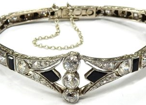 Estate Bracelet With Diamonds
18K/Platinum White I Diamonds Bracelet Length: 6in
Gram Weight 15.7
38 Center Diamonds Shape: Old Mine Cut; Clarity: SI1; Colour: I With 24 Various Shapes Onyxes