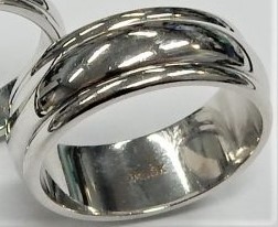 White 18 Karat Polished Band Estate Ring Width 7.5 mm
Size: 8
Gram Weight 9.7 gr