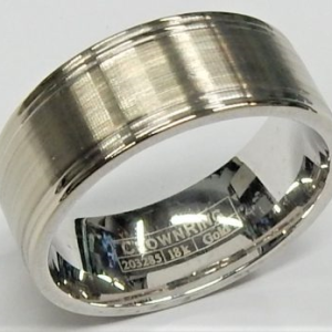 White 18 Karat Satin Band Estate Ring Width 8 mm
Size: 9
Gram Weight 12 gr