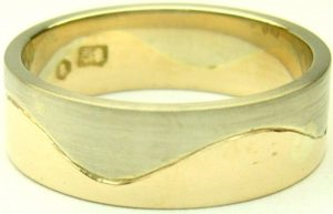 Rose/White 14 Karat Satin Band Estate Ring Width 5.5 mm
Size: 5.75
Gram Weight 4.4 gr