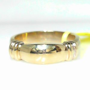 White 18 Karat Polished Band Estate Ring
Size: 9.5
Gram Weight 8.9 gr