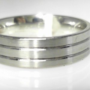 White 10 Karat Satin Band Ring
Size: 10
Gram Weight 6.17 gr