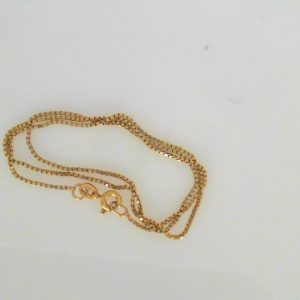 Yellow 18 Karat Polished Box Estate Chain
Length 16 in
Gram Weight 3.3 gr