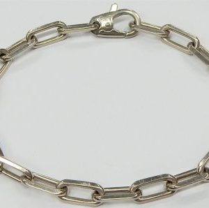 Cartier White 18 Karat Polished Fancy Link Estate Bracelet Width 6 mm
Length 8 in
Gram Weight 20.9 gr