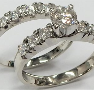 Estate Diamond Engagement Ring
14 Karat White Estate Engagement Ring Width 2.4mm
Finger Size 7.75 Gram Weight 7.13
1 Center Diamond 0.58ct Shape: Round; Clarity: I1; Colour: I With 13 Round Diamonds 0.97 ctw 1.55