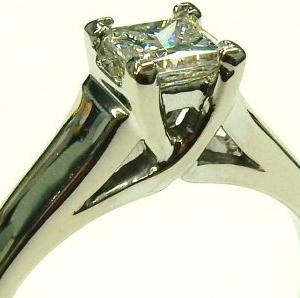 Estate Diamond Engagement Ring
14 Karat White Estate Engagement Ring Width 2mm
Finger Size 6.5 Gram Weight 3.7
1 Center Diamond 0.44ct Shape: Princess; Clarity: VS1; Colour: G Canadian Diamond 0.44