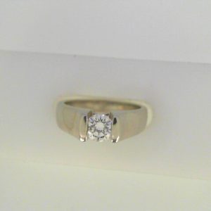 Estate Diamond Engagement Ring 
Platinum White Estate Engagement Ring Width 3.5mm 
Finger Size 6 Gram Weight 10 
1 Center Diamond 0.47ct Shape: Round; Clarity: SI2; Colour: G 0.47