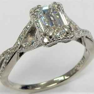 Estate Diamond Engagement Ring
18 Karat White Estate Engagement Ring
Finger Size 7 Gram Weight 7
1 Center Diamond 1.01ct Shape: Emerald; Clarity: VS2; Colour: G; GIA 1119381711 With 72 Round Diamonds 1.01